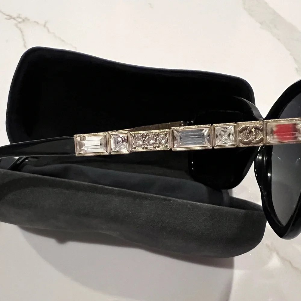Stylish Black Sunglasses - Picture 3 of 10